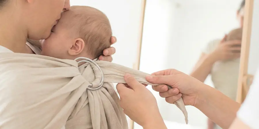 Sling ou canguru: como escolher o carregador ideal e ajustar com ergonomia (2026) imagem